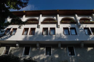 Bulgaristan 'ın Vitosha Dağı' ndaki Dragalevtsi Manastırı - 20 Ağustos 2023: Bulgaristan 'ın Vitosha Dağı' ndaki Dragalevtsi Ortodoks Manastırı 'nın güzel binalarının manzarası. Ziyaret yerinde..