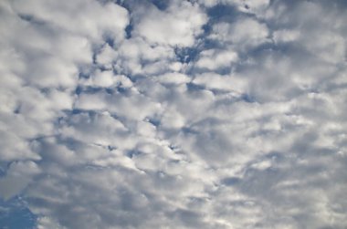 Açık mavi gökyüzünde süzülen yağmurlu, kabarık bulutların arka planı, Sofya ve Bulgaristan   