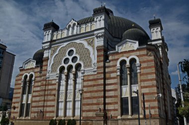  Sofya, Bulgaristan - 29 Ağustos 2024: Yahudi dua evinin güzel cephesinin bir parçası olan Merkez Sinagog, 1909 yılında Bulgaristan 'ın Sofya kentinde açıldı. Ziyaret yerinde.. 