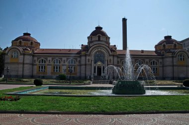  Sofya, Bulgaristan - 29 Ağustos 2024: Merkezi Mineral Hamamı önündeki eski çeşme, ortaçağ Banski meydanı, Sofya, Bulgaristan, Avrupa. Ziyaret yerinde..