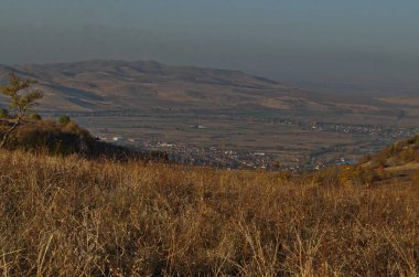 Güzel köy Zhrebichko, Bratsigovo belediyesi, Rodop dağları, Bulgaristan yakın yaprak döken ağaçlar ile glade, tepe, orman Amazing sonbahar görünümü 
