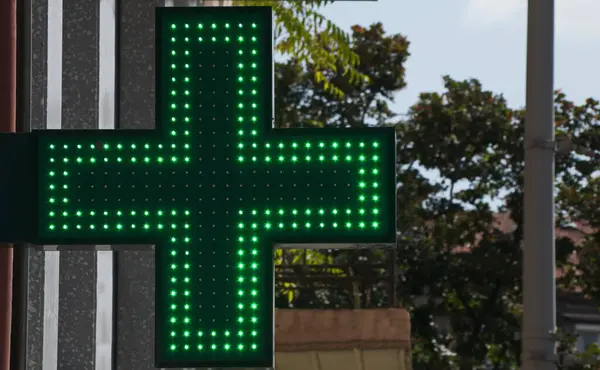 Eczaneler ve diğer tıbbi tesislerin dış ve iç kullanım için çift taraflı LED çapraz reklamı, uzak Sofya ve Bulgaristan 'dan fark edilebilen parlak yeşil ışık yayıyor 