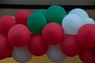 Renkli beyaz, yeşil ve kırmızı balonlar Noel ve Yeni Yıl 'da binaları şenlikle süsleyen bir çelenk gibi asılıydı, Sofya, Bulgaristan  