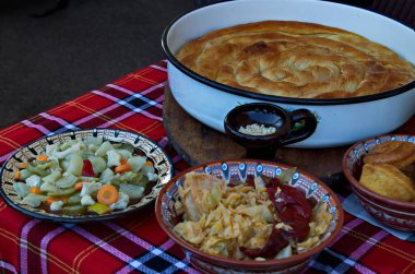 Hıristiyan dini bayramı Zagovezni, Sofya ve Bulgaristan 'ın Paskalya orucundan önce masadaki yiyeceklerin bir kısmı 