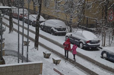 Şiddetli rüzgar ve caddelerde sağanak yağış devam ediyor, Sofya ve Bulgaristan  