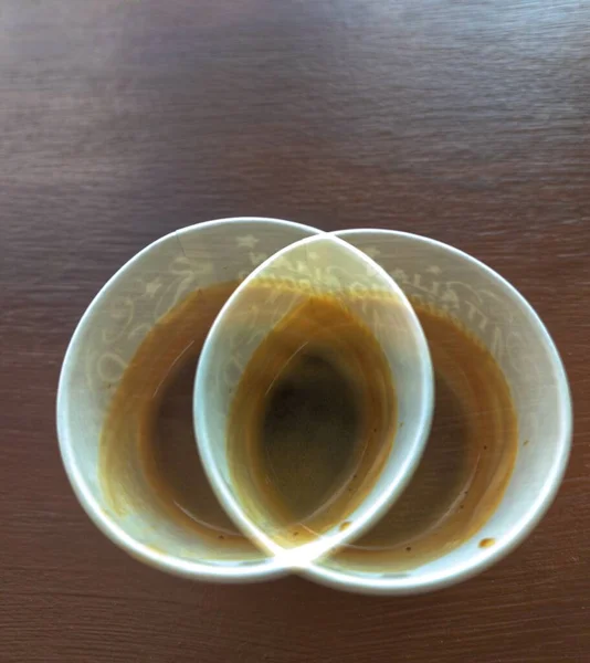 一杯咖啡放在一张木制桌子上 — 图库照片