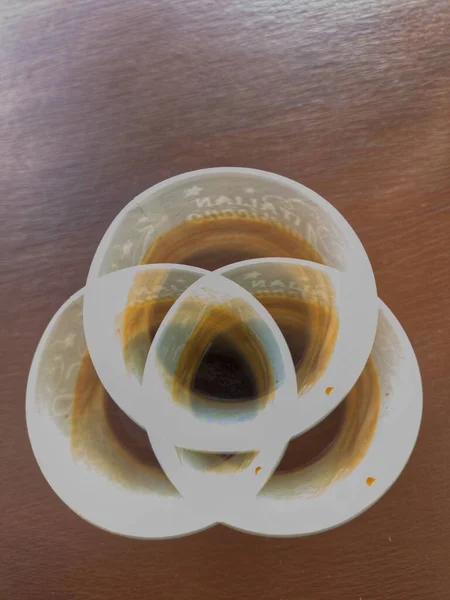 Een Glas Koffie Staat Een Houten Tafel — Stockfoto
