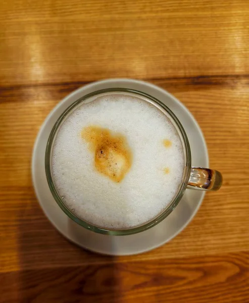 Copo Latte Macchiato Espalhado Com Cacau Sobre Mesa Madeira — Fotografia de Stock