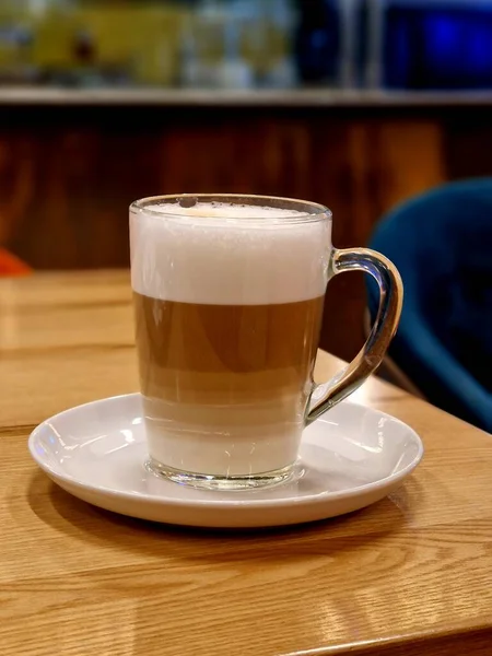 Glas Latte Macchiato Utspridda Med Kakao Stående Träbord — Stockfoto
