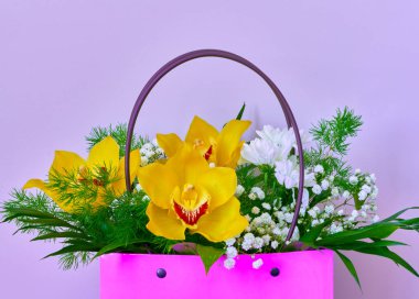 Güzel Paskalya çiçekleri ve yumurtalar sepette