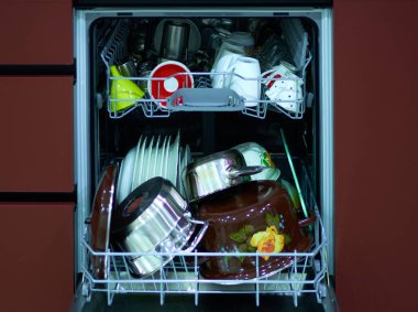   Bulaşıklar bulaşık makinesinde yatıyor.                             