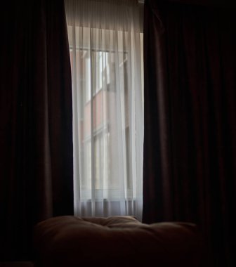 Odadaki perdeler ve pencereler