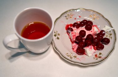 Kirazlı süzme peynir mutfak masasında duruyor, tatlı...                               