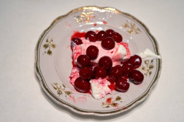 Kirazlı süzme peynir mutfak masasında duruyor, tatlı...                               