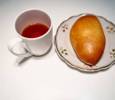    Kahvaltı turtası ve çay mutfak masasında.                            