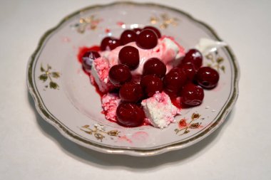    Kirazlı süzme peynir mutfak masasında duruyor, tatlı...                            