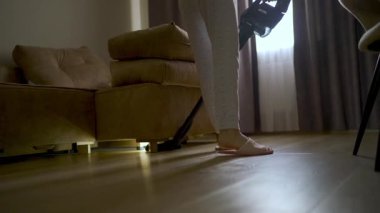 Evi elektrik süpürgesi temizliyor.