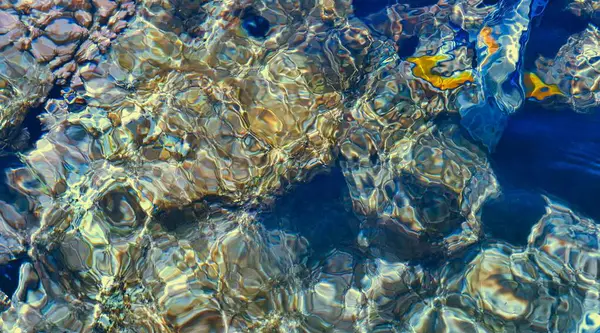 Dalgalı güzel deniz kıyısının havadan manzarası