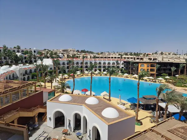 Yüzme havuzunda turistlerin dinlenmesi için mavi su