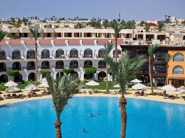 Yüzme havuzunda turistlerin dinlenmesi için mavi su