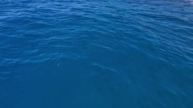 Dinlenmek için bir arka plan olarak mavi denizin bir parçası