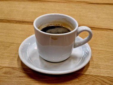 Kafe masasında bir fincan kahve.