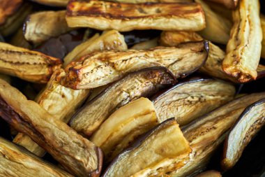 Kıymalı sebzeler kızartma tavasında kızartılır.                                  