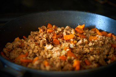 Kıymalı sebzeler kızartma tavasında kızartılır.                               