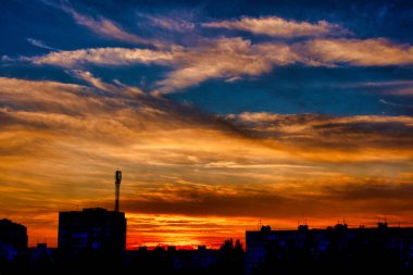 Mavi gökyüzüne karşı gün batımı