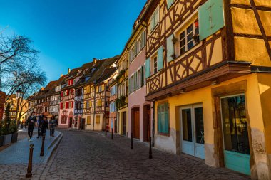  Colmar, Alsace, Fransa, 24 Şubat 2019. Güneşli bir bahar sıcak bir günde Fransız şehrinin rahat ve güzel sokakları