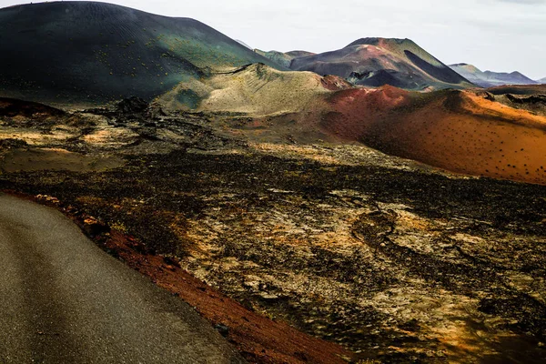 Increíblemente Hermoso Paisaje Volcánico Con Arena Negra Montañas Rojas Hermoso —  Fotos de Stock