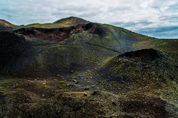 Paisagem Vulcânica Incrivelmente Bonita Com Areia Preta Montanhas Vermelhas Belo — Fotografia de Stock
