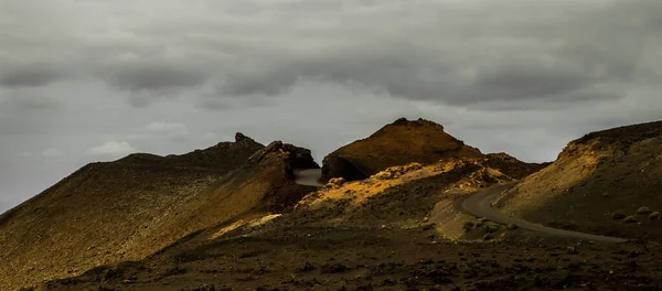Neuvěřitelně Krásná Sopka Černým Pískem Červenými Horami Krásnou Oblohou Během — Stock fotografie