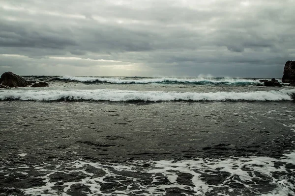 Вид Кам Яного Берега Бурхливу Океанську Хвилю Під Час Весняного — стокове фото