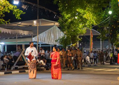 Colombo,Sri Lanka. 06 Şubat 2023. Ulusal kostümlü sanatçılar, tüylü filler ve dindar insanların Colombo 'daki görkemli bir geçit töreni.