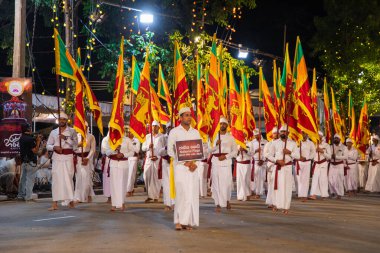 Colombo,Sri Lanka. 06 Şubat 2023. Ulusal kostümlü sanatçılar, tüylü filler ve dindar insanların Colombo 'daki görkemli bir geçit töreni.