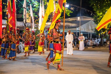 Colombo,Sri Lanka. 06 Şubat 2023. Ulusal kostümlü sanatçılar, tüylü filler ve dindar insanların Colombo 'daki görkemli bir geçit töreni.