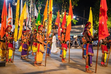 Colombo,Sri Lanka. 06 Şubat 2023. Ulusal kostümlü sanatçılar, tüylü filler ve dindar insanların Colombo 'daki görkemli bir geçit töreni.