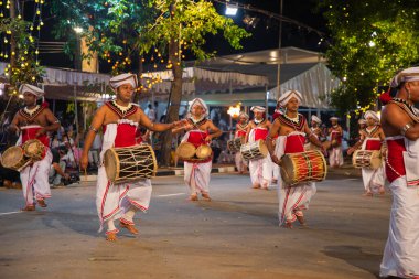 Colombo,Sri Lanka. 06 Şubat 2023. Ulusal kostümlü sanatçılar, tüylü filler ve dindar insanların Colombo 'daki görkemli bir geçit töreni.