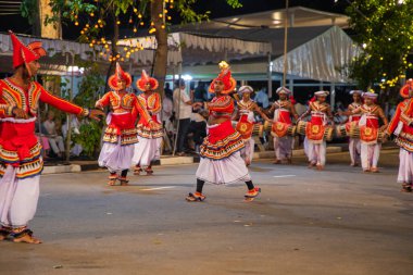 Colombo,Sri Lanka. 06 Şubat 2023. Ulusal kostümlü sanatçılar, tüylü filler ve dindar insanların Colombo 'daki görkemli bir geçit töreni.