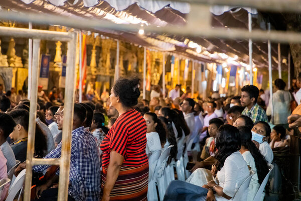 Коломбо, Шри-Ланка. 6 февраля 2023 года в Коломбо состоялась грандиозная праздничная процессия художников в национальных костюмах, оперенных слонах и религиозных людях