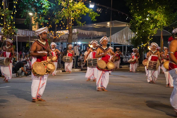 斯里兰卡科伦坡 2023年2月6日 一群身穿民族服装的艺术家 羽毛大象和宗教人士在科伦坡举行了盛大的节日游行 — 图库照片