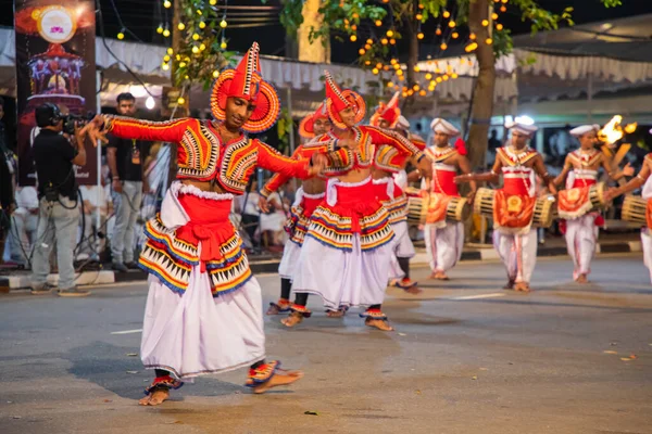 斯里兰卡科伦坡 2023年2月6日 一群身穿民族服装的艺术家 羽毛大象和宗教人士在科伦坡举行了盛大的节日游行 — 图库照片