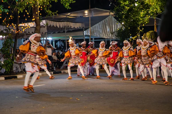 スリランカのコロンボ 2020年2月6日コロンボで民族衣装を着た芸術家 象や宗教的な人々の壮大な祭りの行列 — ストック写真