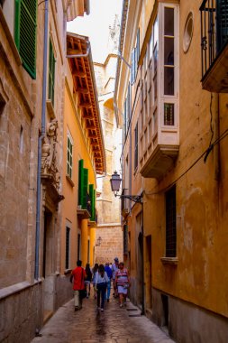 Palma de Mallorca, İspanya. 7 Haziran 2018. Sommer 'de Palma de Mallorca' nın dar sokakları turistlerle dolu.