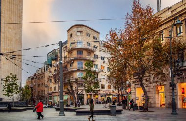 Kudüs, İsrail. 8 Ocak 2019. Kudüs 'ün merkez caddesi, büyük evler, tramvay, insanlar, kafeler ve dükkanlar..