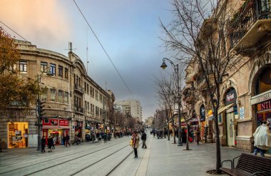 Kudüs, İsrail. 8 Ocak 2019. Kudüs 'ün merkez caddesi, büyük evler, tramvay, insanlar, kafeler ve dükkanlar..