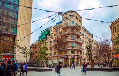 Kudüs, İsrail. 8 Ocak 2019. Kudüs 'ün merkez caddesi, büyük evler, tramvay, insanlar, kafeler ve dükkanlar..