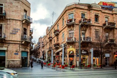 Kudüs, İsrail. 8 Ocak 2019. Kudüs 'ün merkez caddesi, büyük evler, tramvay, insanlar, kafeler ve dükkanlar.