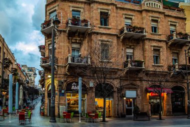 Kudüs, İsrail. 8 Ocak 2019. Kudüs 'ün merkez caddesi, büyük evler, tramvay, insanlar, kafeler ve dükkanlar.